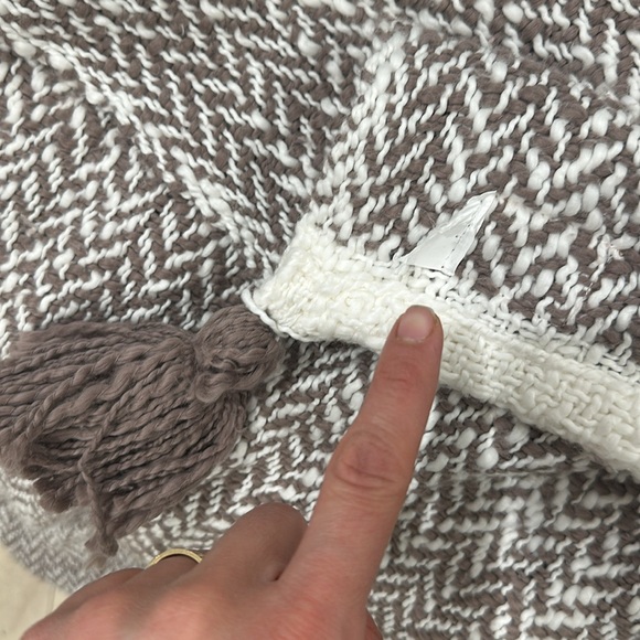 UGG Yarn Leigh Herringbone throw - Picture 11 of 11